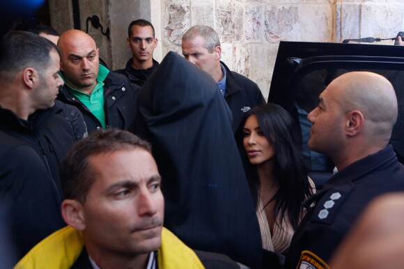 Kim Kardashian quitte la cathédrale Saint-Jacques, située dans le quartier arménien de la vielle ville de Jérusalem. Le 13 avril 2015.