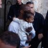 Kanye West et sa fille North quittent la cathédrale Saint-Jacques, à Jérusalem. Le 13 avril 2015.