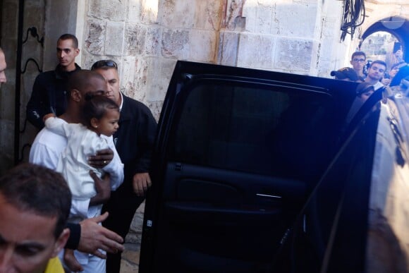 Kanye West et sa fille North quittent la cathédrale Saint-Jacques, à Jérusalem. Le 13 avril 2015.