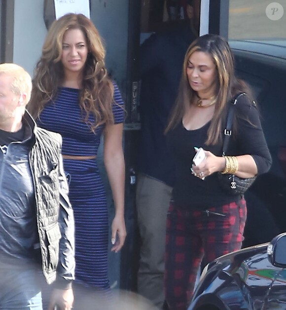 Exclusif - Prix Spécial - Beyoncé Knowles, son mari Jay'Z, leur fille Blue Ivy et sa mère Tina Knowles sont allés déjeuner avec Kelly Rowland, son mari Tim Witherspoon et leur fils Titan Jewell au restaurant "My 2 Cents" à Los Angeles. 