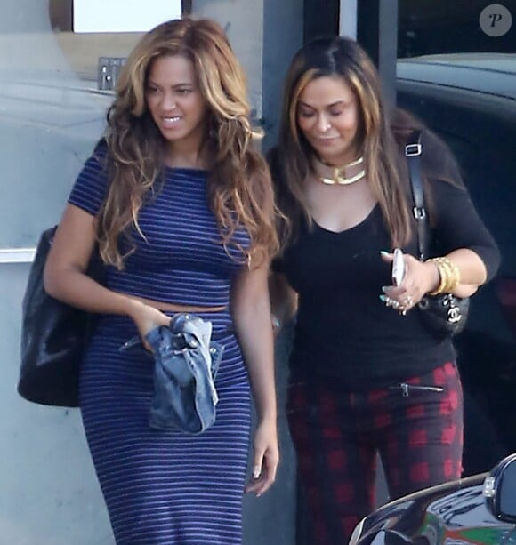 Exclusif - Prix Spécial - Beyoncé Knowles, son mari Jay'Z, leur fille Blue Ivy et sa mère Tina Knowles sont allés déjeuner avec Kelly Rowland, son mari Tim Witherspoon et leur fils Titan Jewell au restaurant "My 2 Cents" à Los Angeles. 