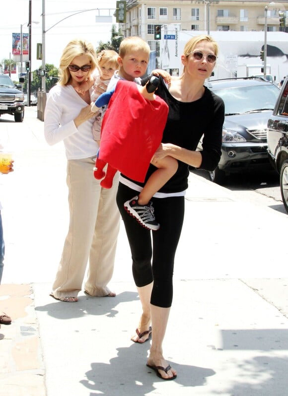 Kelly Rutherford et son fils Hermes et sa fille Helena, à Beverly Hills le 26 juin 2010