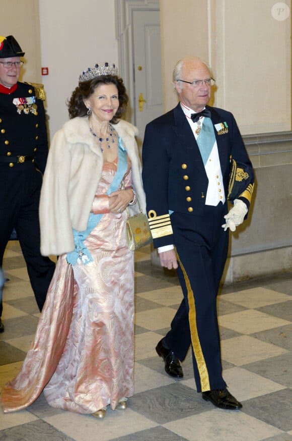 Le roi Carl XVI Gustaf et la reine Silvia de Suède lors du dîner organisé le 15 avril 2015 au palais de Fredensborg pour les 75 ans de la reine Margrethe II de Danemark.