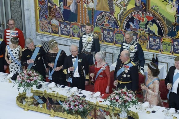 La reine Letizia d'Espagne, le roi Philippe de Belgique, la reine Maxima des Pays-Bas, le roi Carl XVI Gustaf de Suède, la reine Margrethe II de Danemark, le roi Harald V de Norvège, la reine Silvia de Suède et le roi Willem-Alexander des Pays-Bas lors du dîner organisé le 15 avril 2015 au palais de Christiansborg à Copenhague pour les 75 ans de la reine Margrethe II de Danemark.