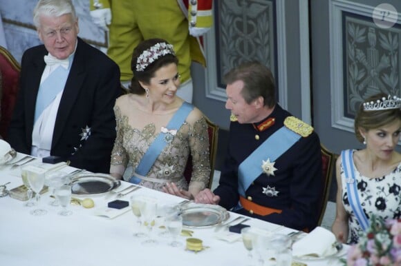 La princesse Mary avec le grand-duc Henri de Luxembourg (et Letizia d'Espagne). Banquet pour les 75 ans de la reine Margrethe II de Danemark, le 15 avril 2015 au palais de Christiansborg.