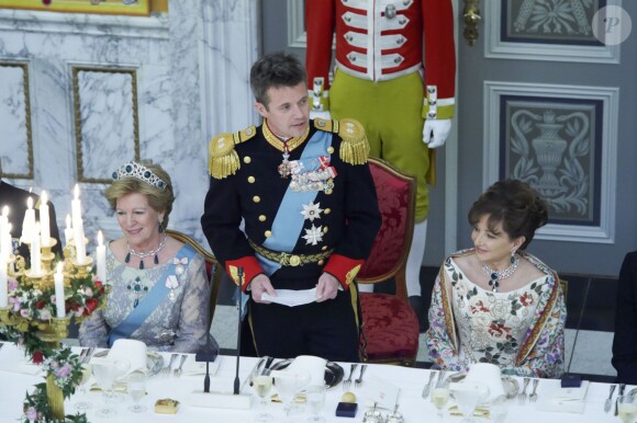 Le prince Frederik lit son discours. Banquet pour les 75 ans de la reine Margrethe II de Danemark, le 15 avril 2015 au palais de Christiansborg.