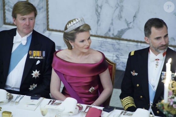 Mathilde de Belgique entre Willem-Alexander des Pays-Bas et Felipe VI d'Espagne. Banquet pour les 75 ans de la reine Margrethe II de Danemark, le 15 avril 2015 au palais de Christiansborg.