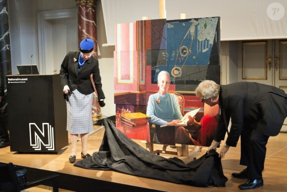 La reine Margrethe II de Danemark a découvert son nouveau portrait, fait par l'artiste Lars Physant, à Copenhague le 14 avril 2015, à deux jours de son 75e anniversaire.