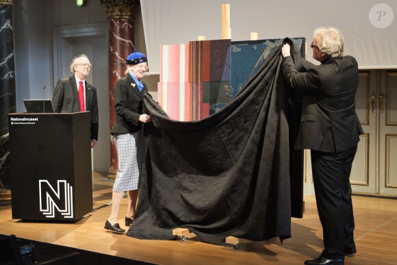 La reine Margrethe II de Danemark a découvert son nouveau portrait, fait par l'artiste Lars Physant, à Copenhague le 14 avril 2015, à deux jours de son 75e anniversaire.