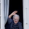 La reine Margrethe II de Danemark salue, au matin de son 75e anniversaire le 16 avril 2015, depuis le balcon du palais de Fredensborg.