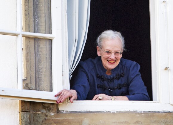 La reine Margrethe II de Danemark salue, au matin de son 75e anniversaire le 16 avril 2015, depuis le balcon du palais de Fredensborg.