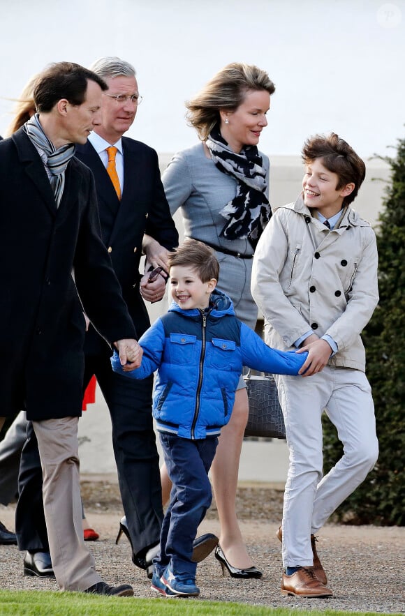 La reine Mathilde de Belgique, le roi Philippe de Belgique, le prince Joachim de Danemark, ses fils les princes Henrik et Felix arrivant au palais de Fredensborg pour célébrer les 75 ans de la reine Margrethe II de Danemark.