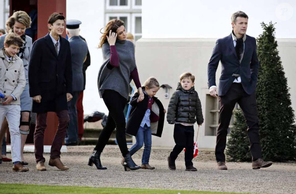 La reine Mathilde de Belgique, la princesse Mary et le prince Frederik de Danemark et leurs enfants Joséphine et Vincent arrivant au palais de Fredensborg pour célébrer les 75 ans de la reine Margrethe II de Danemark.