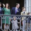 La princesse Marie et le prince Joachim de Danemark et leurs enfants les princes Félix, Henrik, Nikolai et la princesse Athena au balcon du palais de Fredensborg pour célébrer les 75 ans de la reine Margrethe II de Danemark.