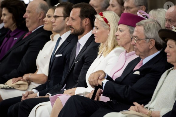 Cérémonie à la mairie de Copenhague le 16 avril 2015 pour les 75 ans de la reine Margrethe II de Danemark. De g. à dr. : la reine Silvia de Suède, le roi Harald V de Norvège, la princesse Victoria et le prince Daniel de Suède, la prince Haakon et la princesse Mette-Marit de Noevège. 