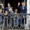 Le prince Frederik et la princesse Mary avec leurs enfants Christian, Isabella, Vincent et Josephine au balcon du palais royal à Copenhague le 16 avril 2015 pour les célébrations des 75 ans de la reine Margrethe II de Danemark.