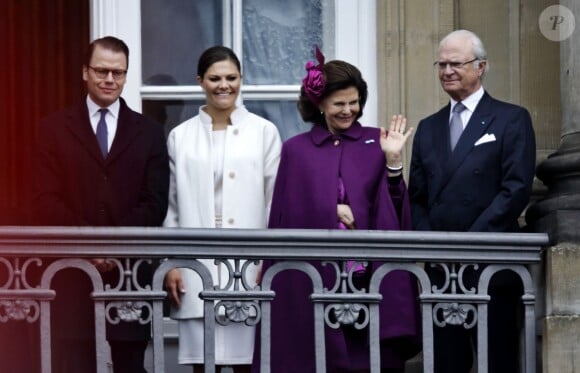 Daniel, Victoria, Silvia et Carl XVI Gustaf de Suède. Célébrations au balcon du palais royal à Copenhague le 16 avril 2015 pour les 75 ans de la reine Margrethe II de Danemark.