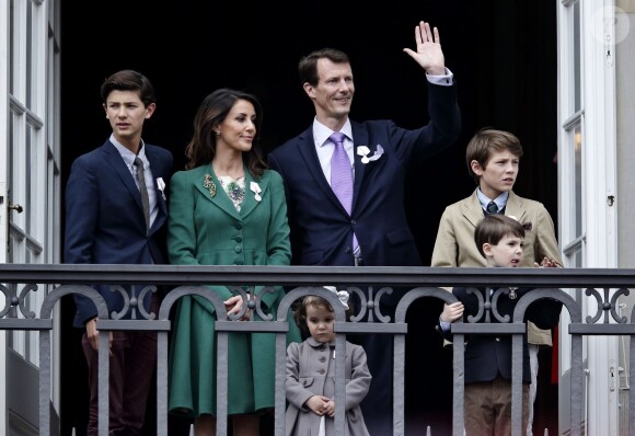 Marie et Joachim de Danemark et leurs enfants. Célébrations au balcon du palais royal à Copenhague le 16 avril 2015 pour les 75 ans de la reine Margrethe II de Danemark.