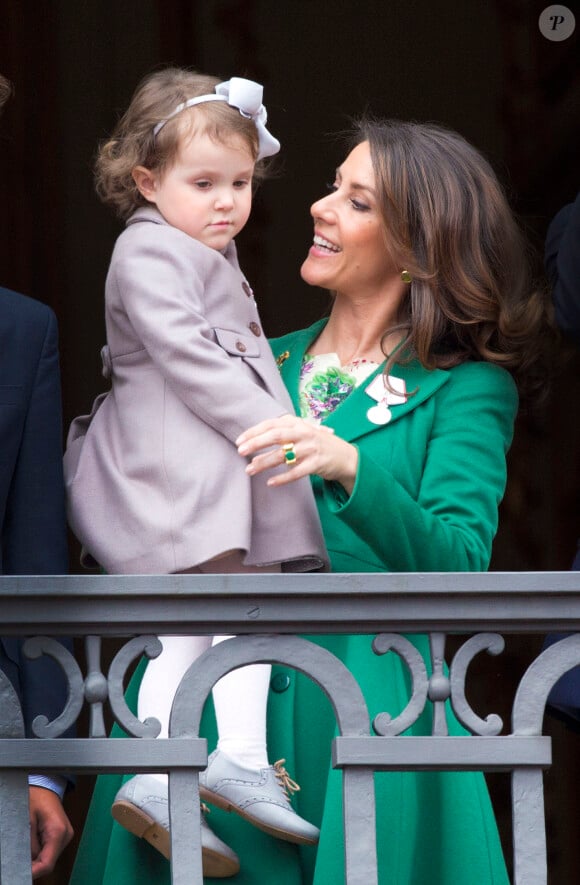 La princesse Marie et sa fille la princesse Athena. Célébrations au balcon du palais royal à Copenhague le 16 avril 2015 pour les 75 ans de la reine Margrethe II de Danemark.