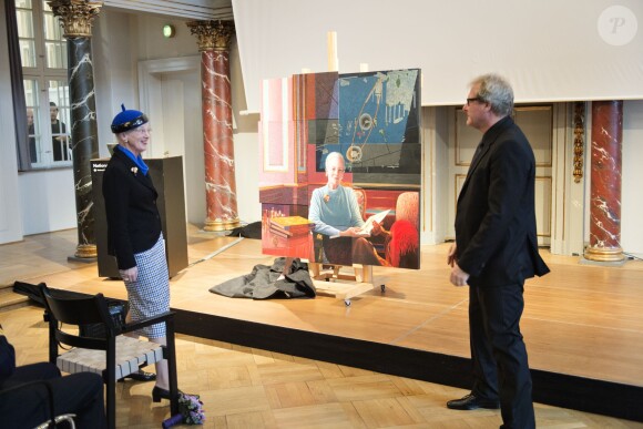 La reine Margrethe II de Danemark découvre son nouveau portrait, fait par l'artiste Lars Physant, à Copenhague le 14 avril 2015, à deux jours de son 75e anniversaire.
