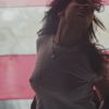 Rihanna se fait doucement sexy dans le plip d'American Oxygen. (capture d'écran)