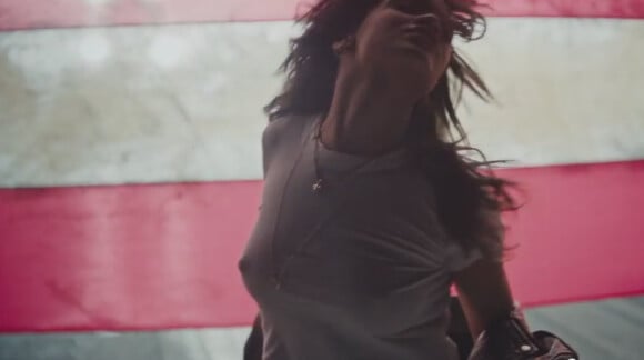 Rihanna se fait doucement sexy dans le plip d'American Oxygen. (capture d'écran)