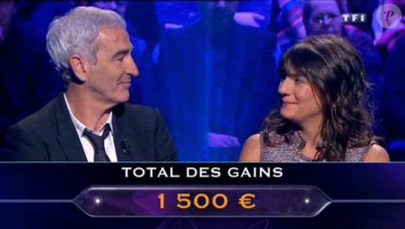 Raymond Domenech et Estelle Denis dans Qui veut gagner des millions ? sur TF1 le vendredi 17 avril 2015.