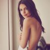 Emily Ratajkowski pose pour la marque de lingerie Free People, collection printemps-été 2015.
