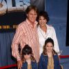 Bruce, Kris Jenner et leur fille Kylie et Kendall à Los Angeles. Avril 2003.
