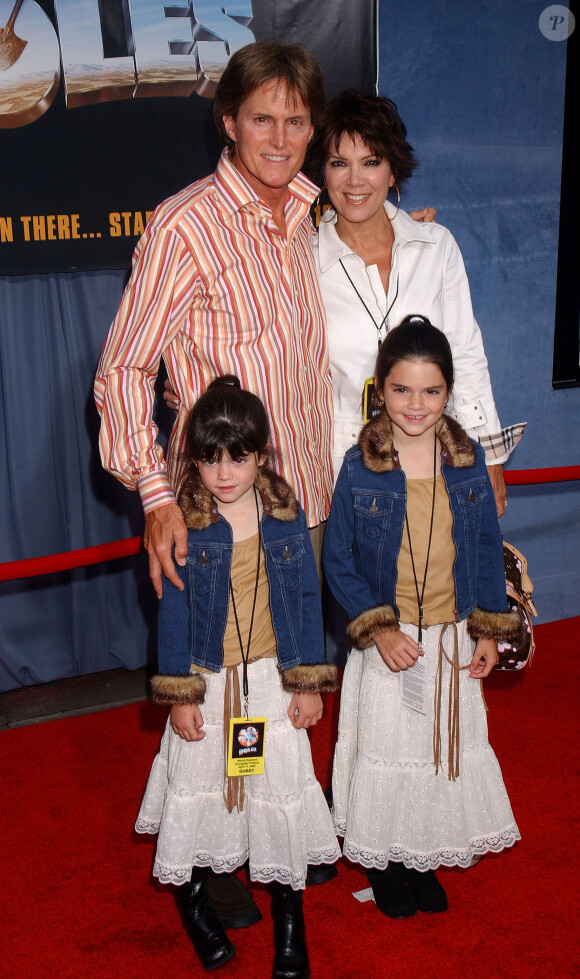 Bruce, Kris Jenner et leur fille Kylie et Kendall à Los Angeles. Avril 2003.