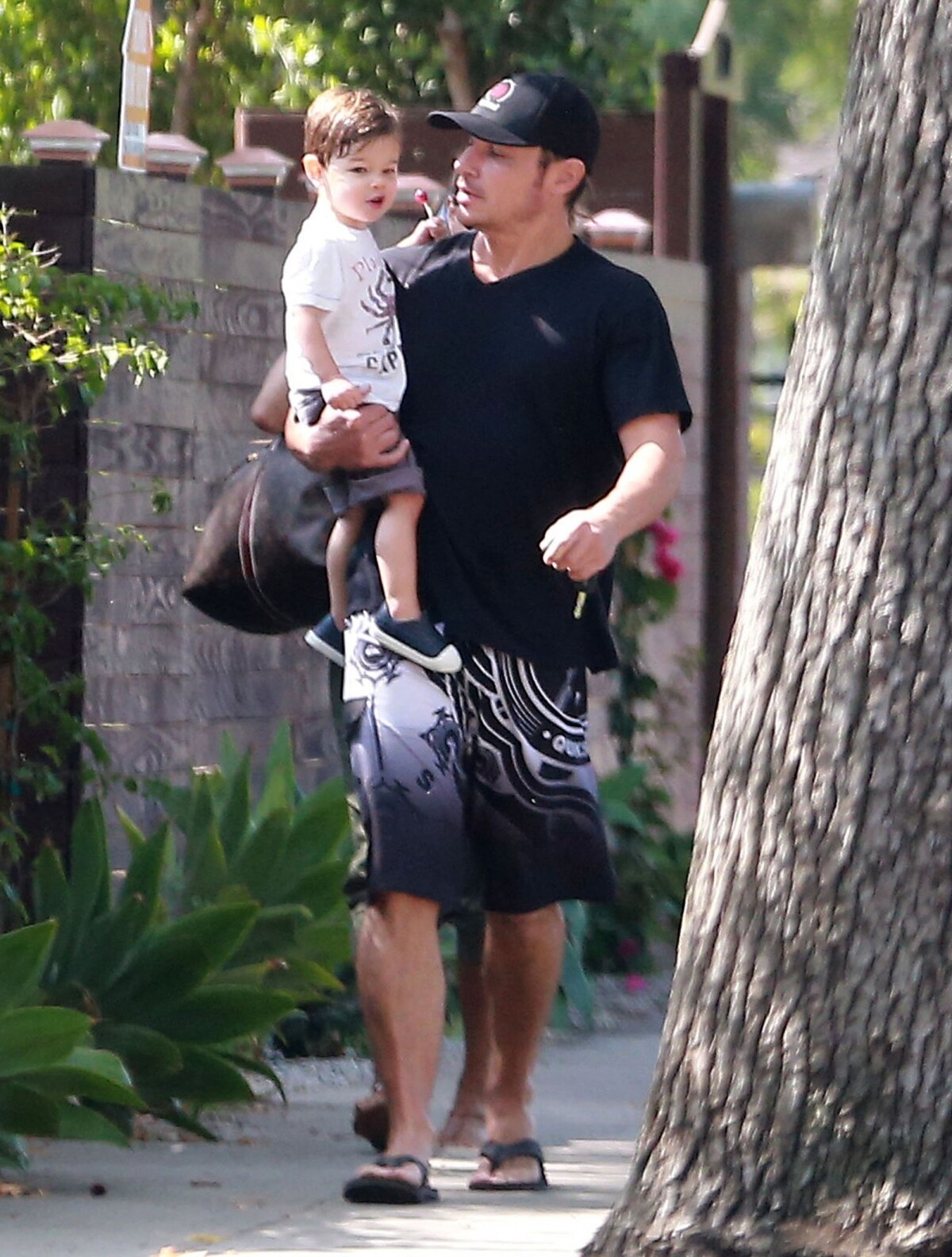 Photo : Nick Lachey tient son fils Camden dans les bras, à Los Angeles, le  16 octobre 2012. - Purepeople