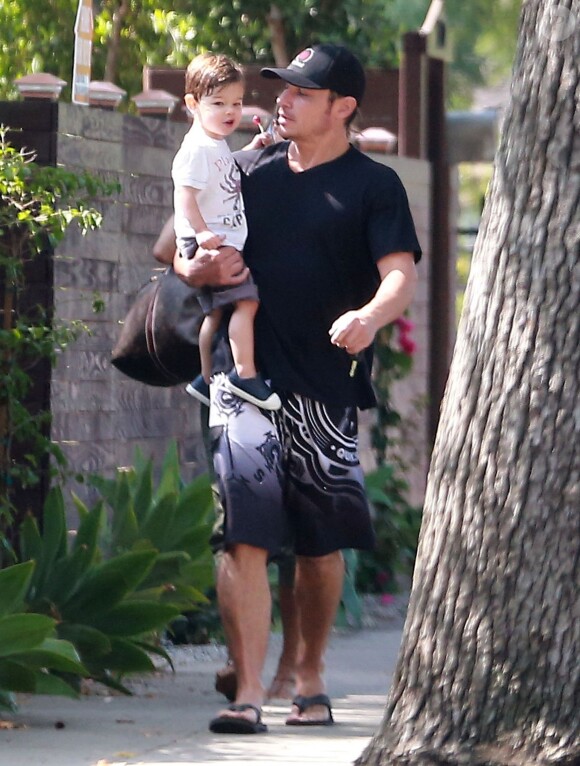 Nick Lachey et sa femme Vanessa Minnillo enceinte emmènent leur fils Camden à son cours de natation à Sherman Oaks, le 8 août 2014. Please Hide Children's face Prior to the Publication Nick Lachey and his pregnant wife Vanessa Minnillo take their son Camden to a swimming class in Sherman Oaks, California on August 8, 2014.08/08/2014 - Sherman Oaks