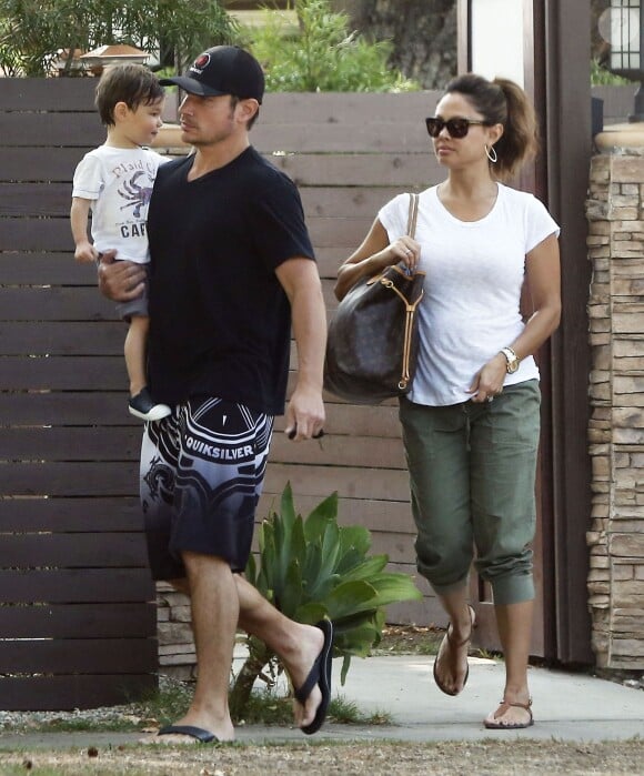 Nick Lachey et sa femme Vanessa Minnillo enceinte emmènent leur fils Camden à son cours de natation à Sherman Oaks, le 8 août 2014 