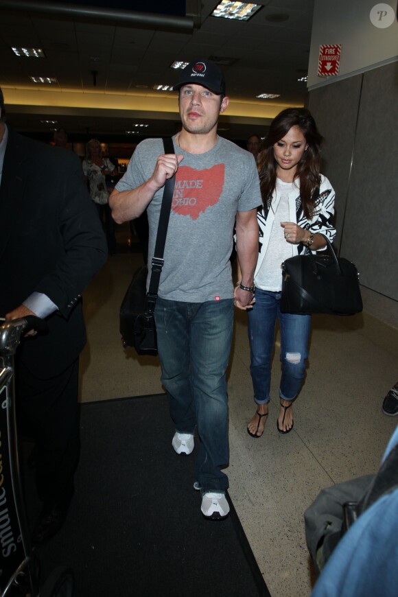 Nick Lachey et Vanessa Minnillo arrivent, main dans la main, à l'aéroport de LAX à Los Angeles, 15 mai 2014 Nick 