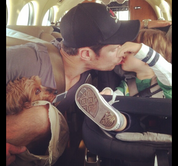 Vanessa Lachey a ajouté une photo de son fils Camden et son père Nick sur Instagram, le 15 juin 2014