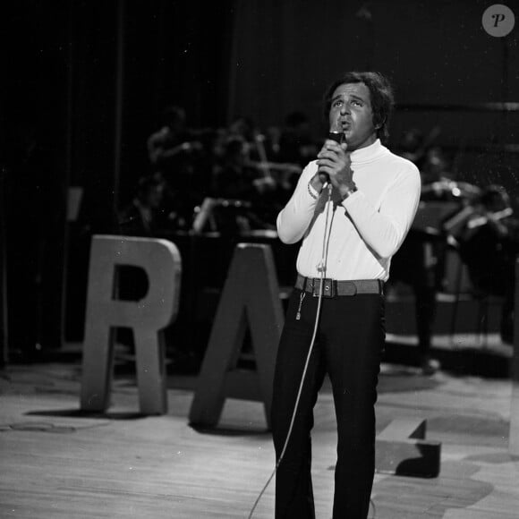 Richard Anthony sur le plateau de l'émission "Le palmarès des chansons" en 1967