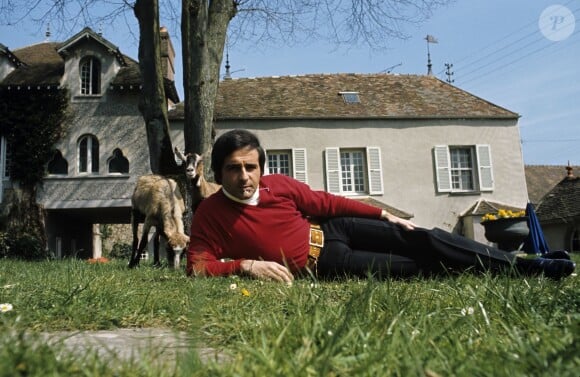 Richard Anthony chez lui au "Prieuré" dans sa propriété de la vallée de Chevreuse en 1967