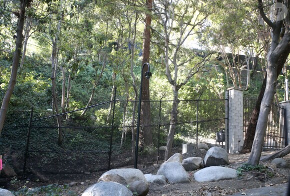 Exclusif - Sandra Bullock a fait construire un mur pour se protéger et a fait installé des caméras autour de sa propriété de Beverly Hills à Los Angeles, le 31 décembre 2014.