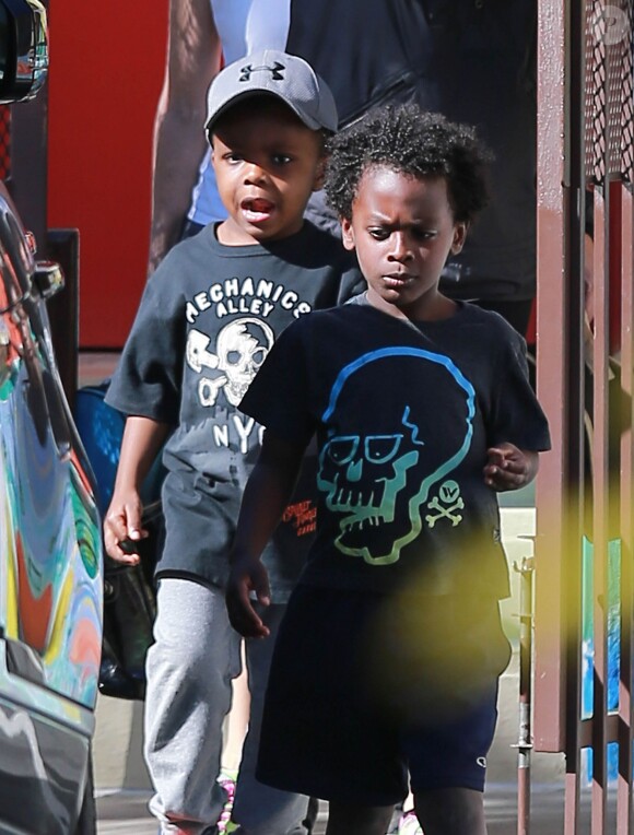 Sandra Bullock va chercher son fils Louis (avec la casquette) à la sortie de l'école à Los Angeles le 5 mars 2015.