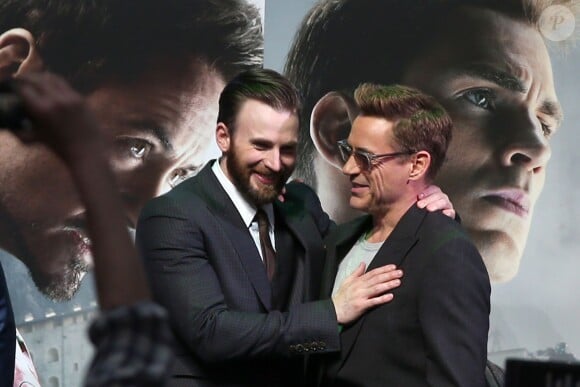 Chris Evans, Robert Downey Jr. - Avant-première du film "The Avengers: Age of Ultron" à Londres, le 21 avril 2015.