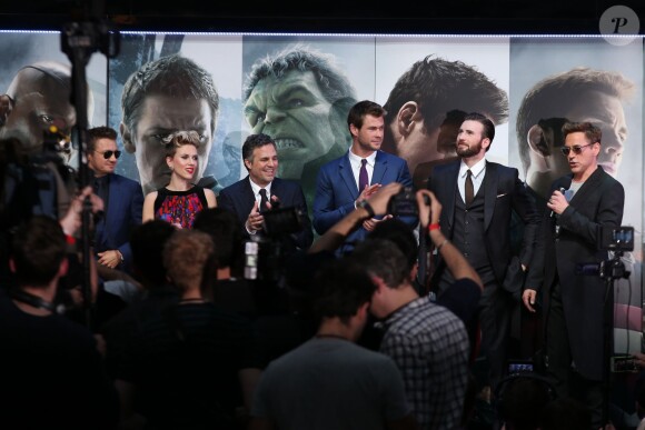 Jeremy Renner, Scarlett Johansson, Mark Ruffalo, Chris Hemsworth, Chris Evans, Robert Downey Jr. - Avant-première du film "The Avengers: Age of Ultron" à Londres, le 21 avril 2015.