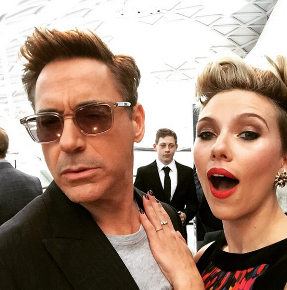 Robert Downey Jr. pose avec Scarlett Johansson lors de la première d'Avengers 2 à Londres le 21 avril 2015.