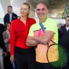 Andre Agassi et Maria Sharapova dispute un match exhibition de mini-tennis devant le musée Porsche en marge du tournoi de Stuttgart, le 21 avril 2015