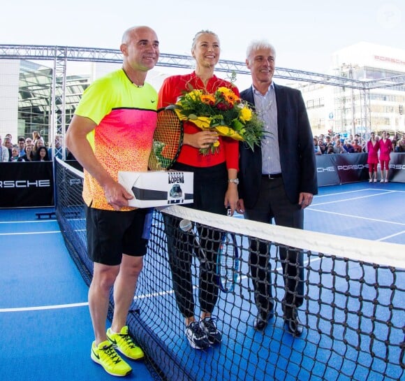 Andre Agassi et Maria Sharapova dispute un match exhibition de mini-tennis devant le musée Porsche en marge du tournoi de Stuttgart, le 21 avril 2015