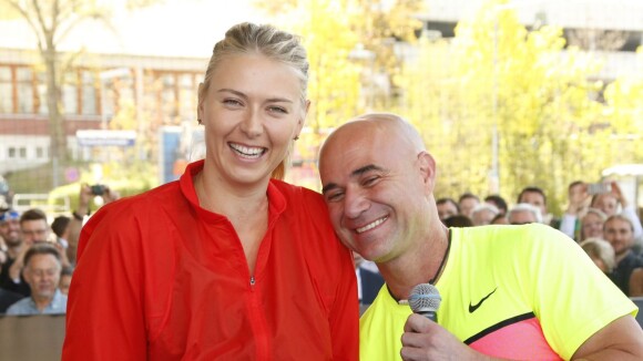 Maria Sharapova : Sourires et rires avec Andre Agassi, la beauté russe au top