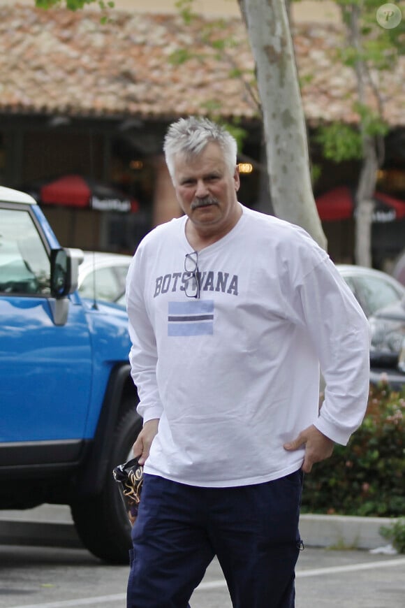 Richard Dean Anderson, méconnaissable, fait ses courses chez Ralph's à Malibu, Los Angeles, le 22 avril 2015.