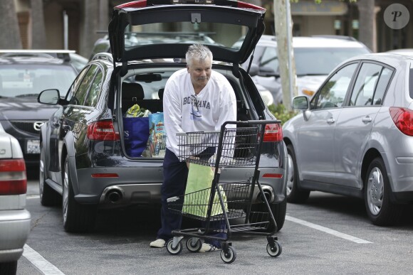 Richard Dean Anderson, méconnaissable, fait ses courses chez Ralph's à Malibu, Los Angeles, le 22 avril 2015.