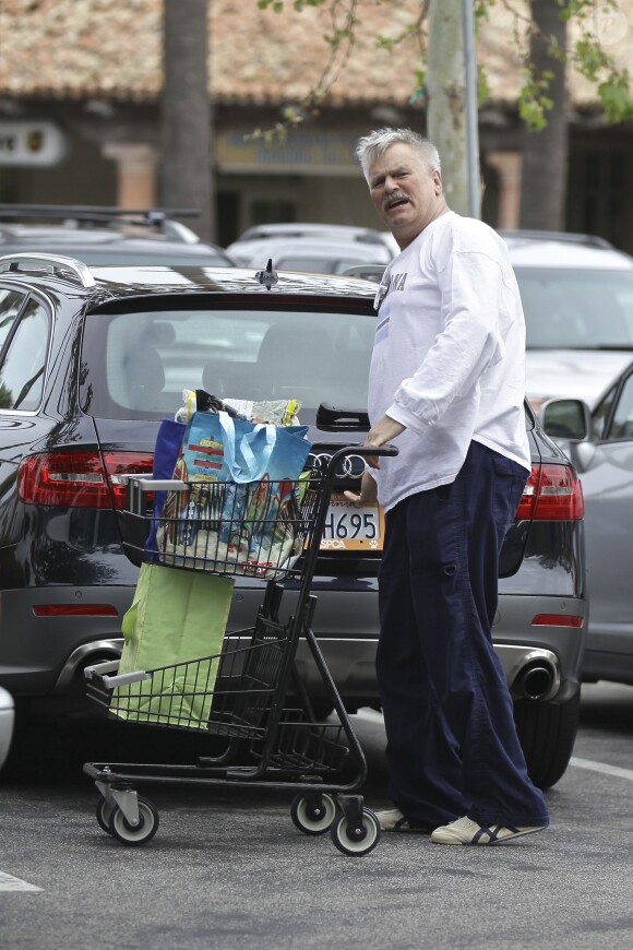 Richard Dean Anderson, méconnaissable, fait ses courses chez Ralph's à Malibu, Los Angeles, le 22 avril 2015.