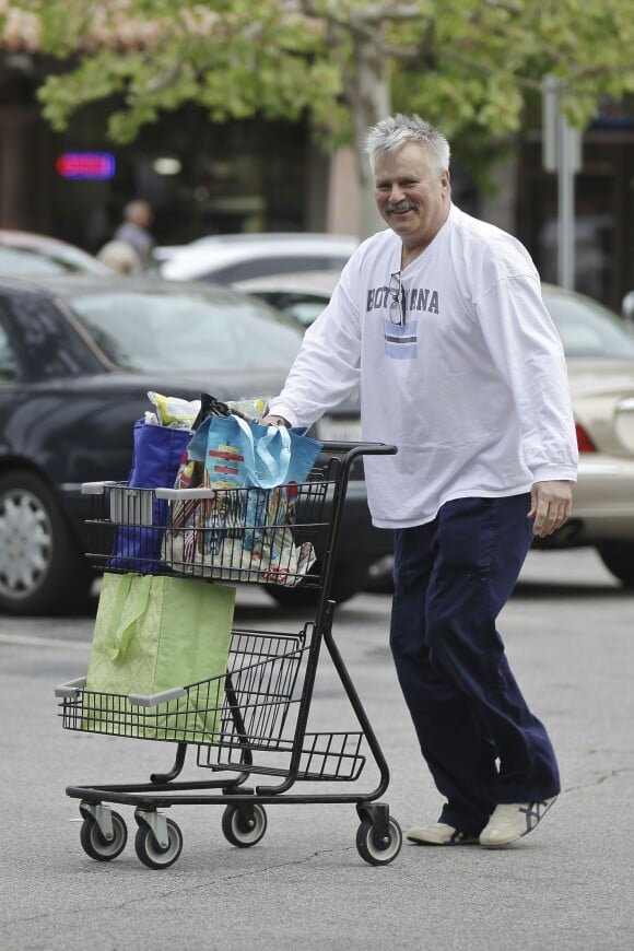 Richard Dean Anderson, méconnaissable, fait ses courses chez Ralph's à Malibu, Los Angeles, le 22 avril 2015.