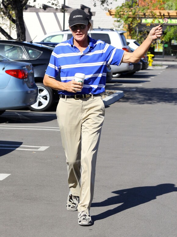 EXCLUSIF - Bruce Jenner se promène dans les rues de Westlake Village, le 8 mars 2015